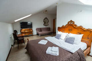 Гостиница Постоялый двор Ям Тосно Люкс с кроватью размера «king-size» и гидромассажной ванной-1